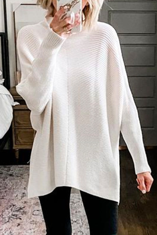 Vit ribbstickad tunikatröja för dam med polokrage. Mysig och bekväm vardagsstil för damkläder.