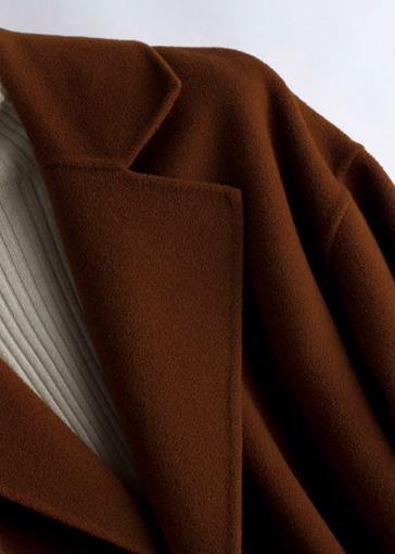Klassisk brun trench coat för kvinnor, oversize passform med midjeband, perfekt för både höst och vår.