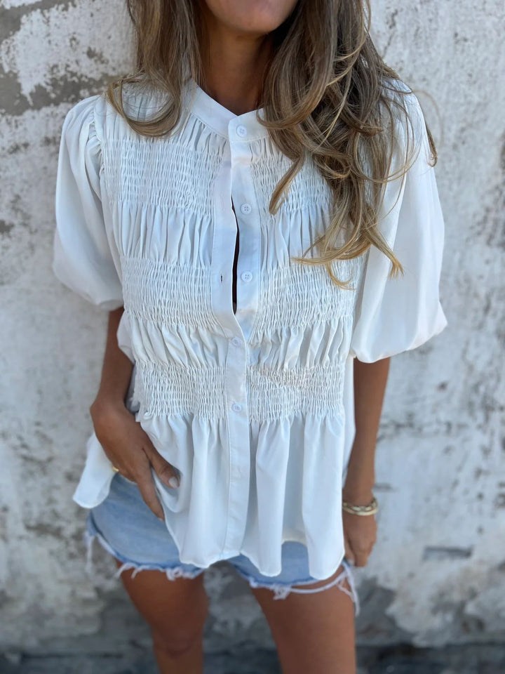 Elegant plisserad kvinnorsblus med bekväm avslappnad passform, passar för en stilfull sommarlook.
