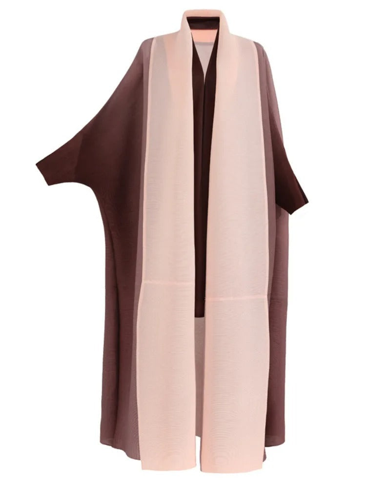 Elegant plisserad gradient trenchcoat för kvinnor. Perfekt vårjacka med modern design.