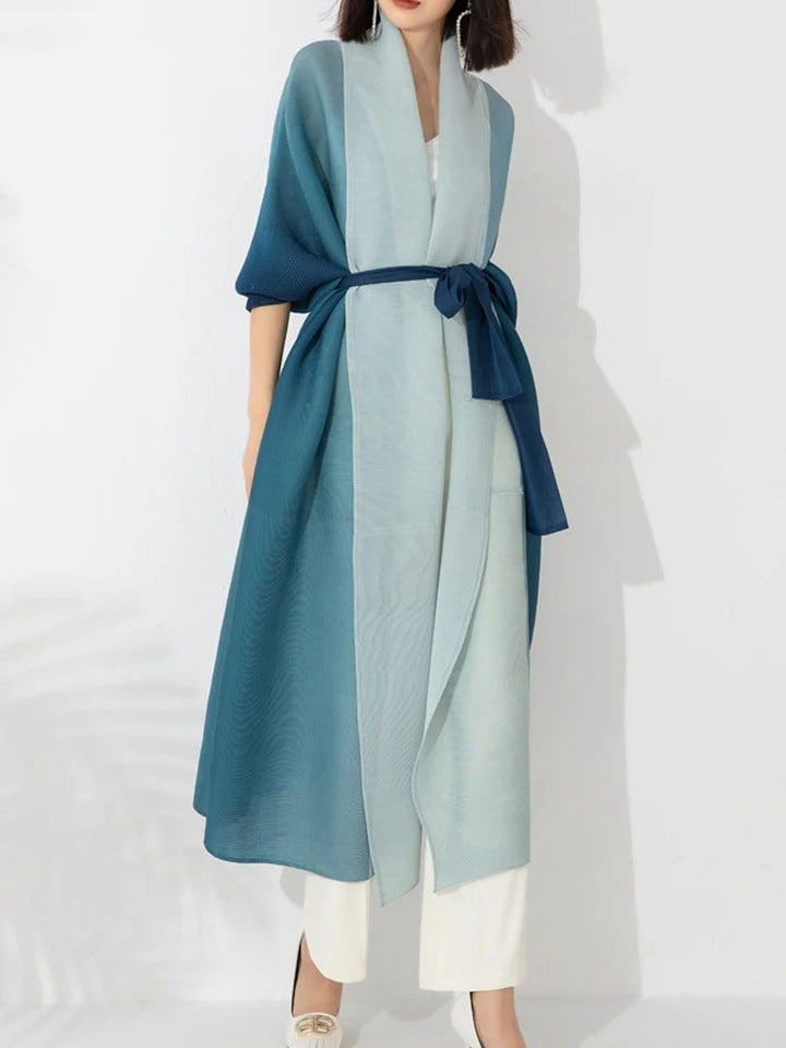 Elegant streetwear trenchcoat för kvinnor, plisserad gradient design. Mångsidig höst- och vårkappa.