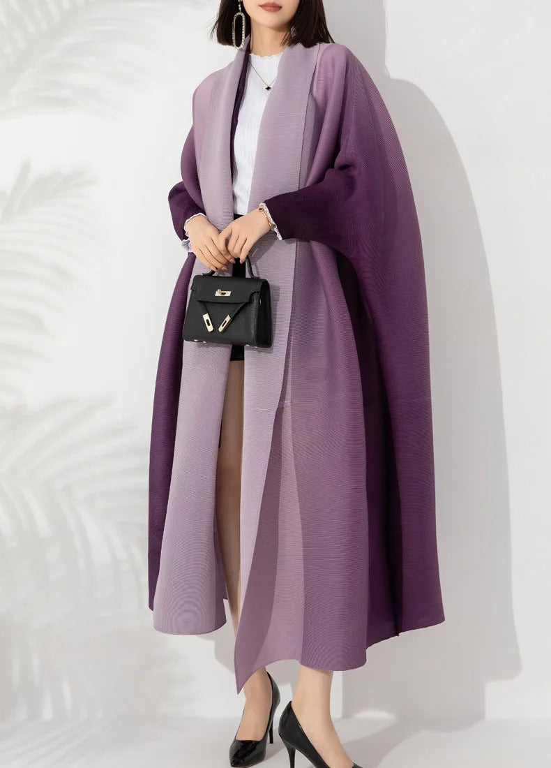 Modekappa: gradient plisserad trenchcoat för kvinnor med elegant snitt, idealisk höstkappa.