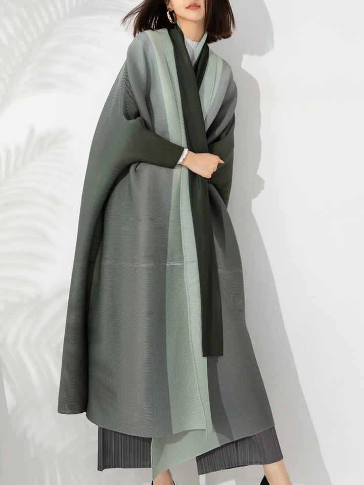 Kvinnlig långjacka, elegant gradient plisserad trenchcoat. Ytterplagg för mode och streetwear.