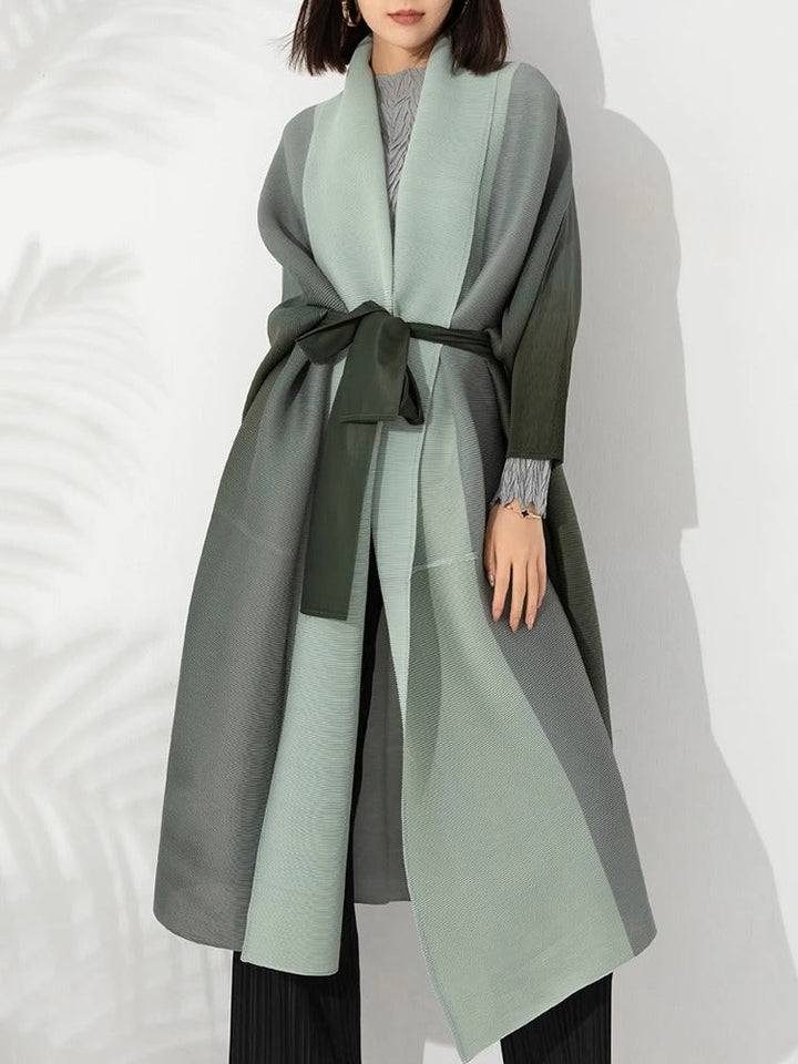 Chic plisserad gradient trenchcoat för kvinnor. En elegant långjacka som passar som höst- och vårkappa.