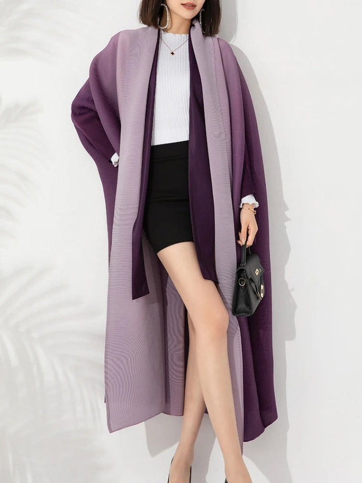 Kvinnors eleganta gradient plisserade trenchcoat. Stilfull vår- och höstkappa i modern design.