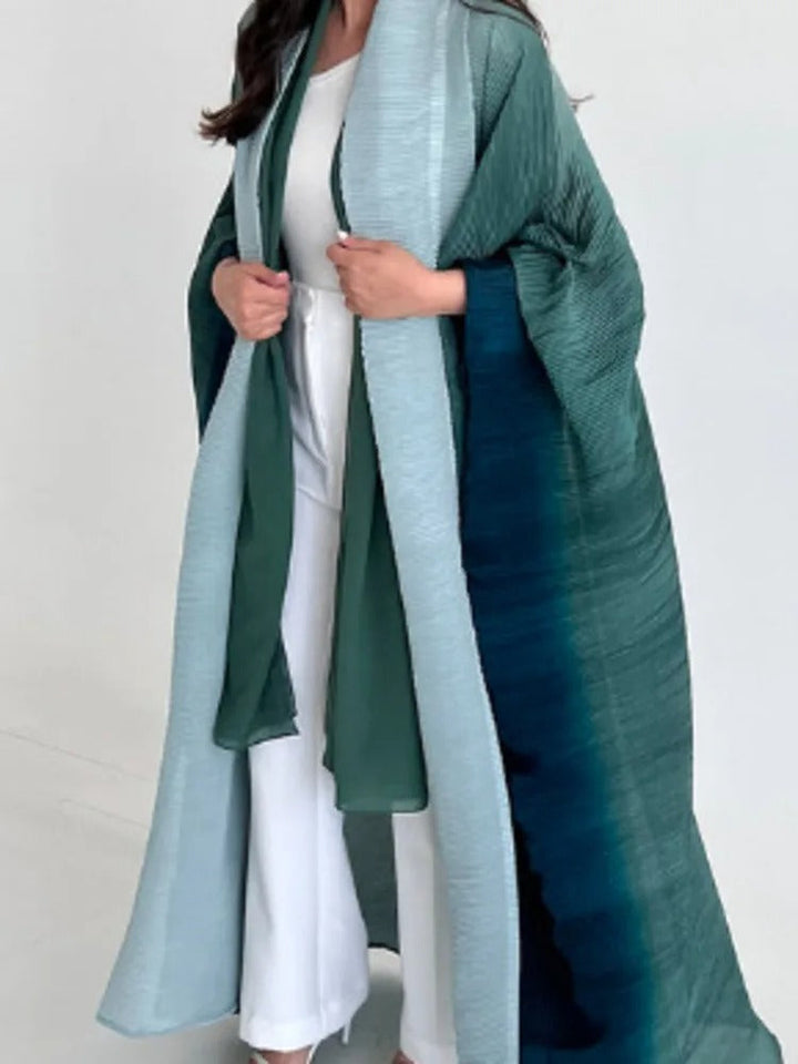 Lång, elegant plisserad gradient kappa för kvinnor. Trendigt ytterplagg, perfekt trenchcoat-stil.