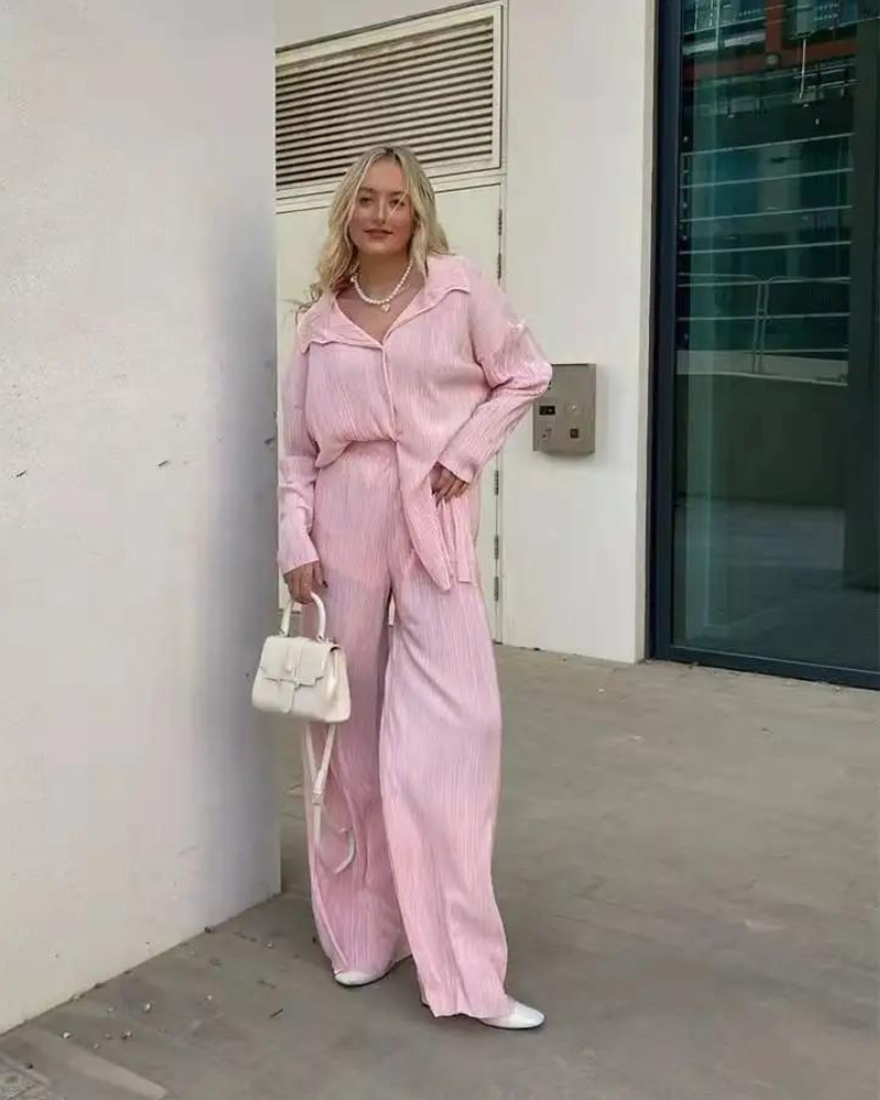 Modernt damset, plisserad design, tvådelad med elegant look, perfekt för många tillfällen.