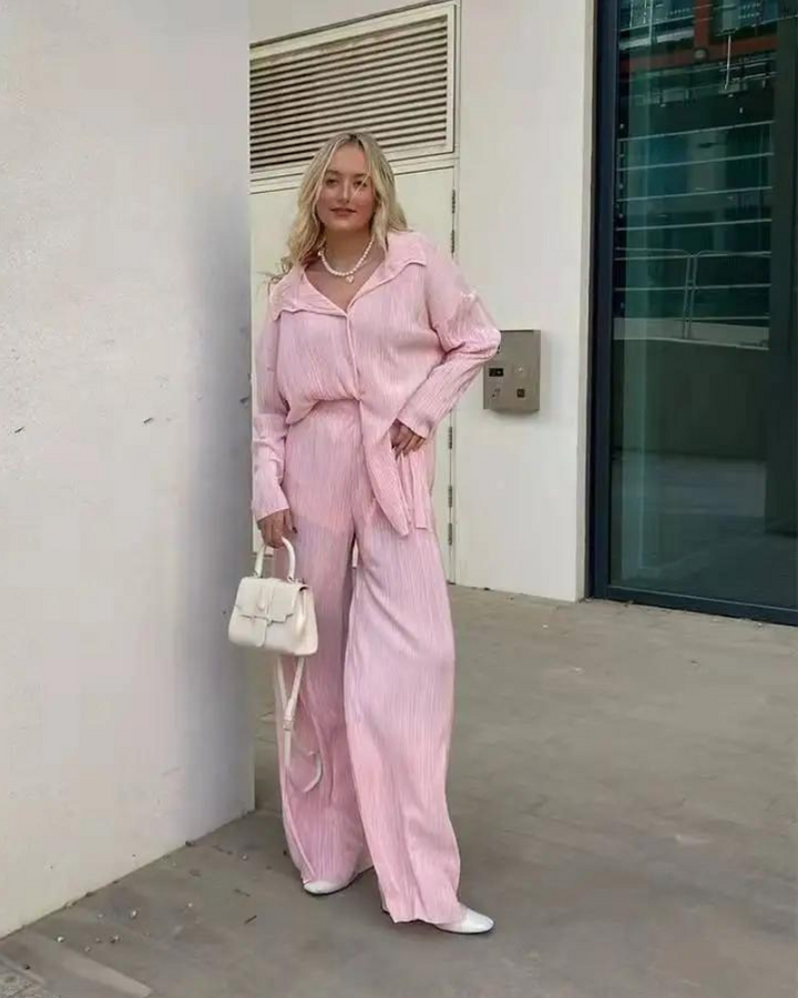 Modernt damset, plisserad design, tvådelad med elegant look, perfekt för många tillfällen.