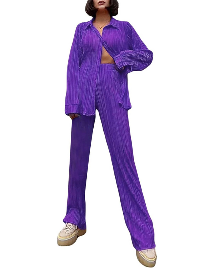 Elegant tvådelat set med plisserade byxor och matchande topp för en modern look.