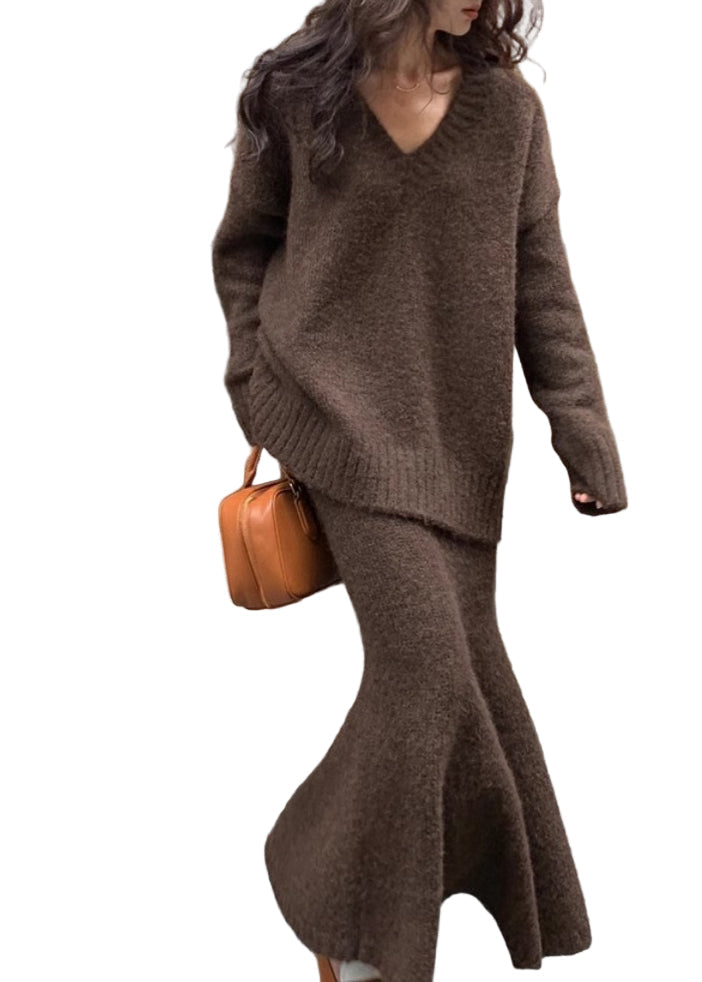 Elegant plus size damset med bekväm tröja & matchande maxikjol i brun nyans. Perfekt för fest eller vardagslook.