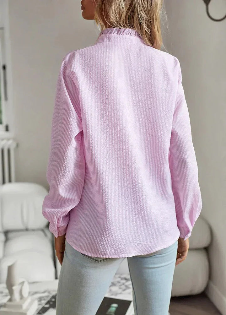 Festtopp i dammodell med elegant design och långa ärmar, tillverkad av polyester.