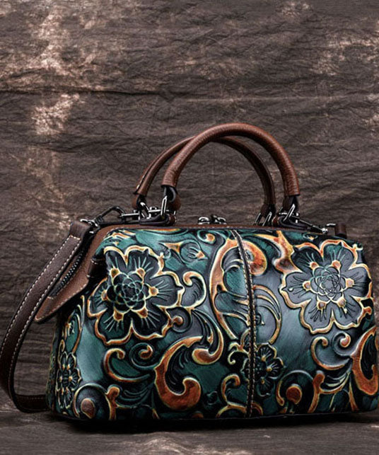 Röd, präglad damhandväska med vintagekänsla. Elegant och rymlig modeväska för alla tillfällen.