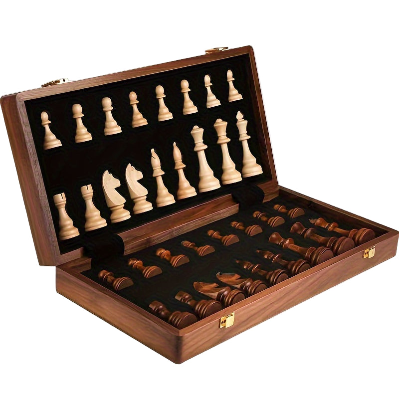 Elegant premium schackset i polerat trä. Inkluderar fullt schackbräde och detaljerade schackpjäser, redo för strategi.