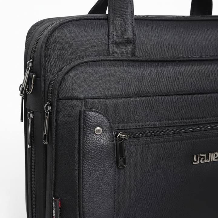 Unisex budväska/axelremsväska för laptop. Professionell design för kontor och resor, med säker förvaring.