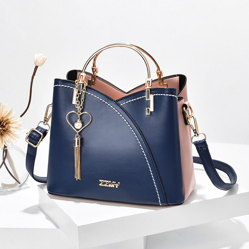 Svart, elegant axelväska i PU-läder för kvinnor. Modern design, idealisk som handväska eller crossbody-väska.