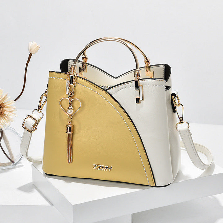 Elegant crossbody-väska i slitstarkt PU-läder, justerbar axelrem. Praktisk damväska för både vardag och fest.