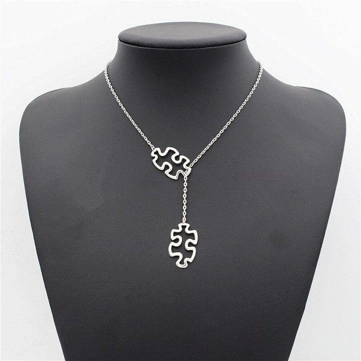 Elegant pusselhalsband för autismmedvetenhet i rostfritt stål. Visa stöd med stil.