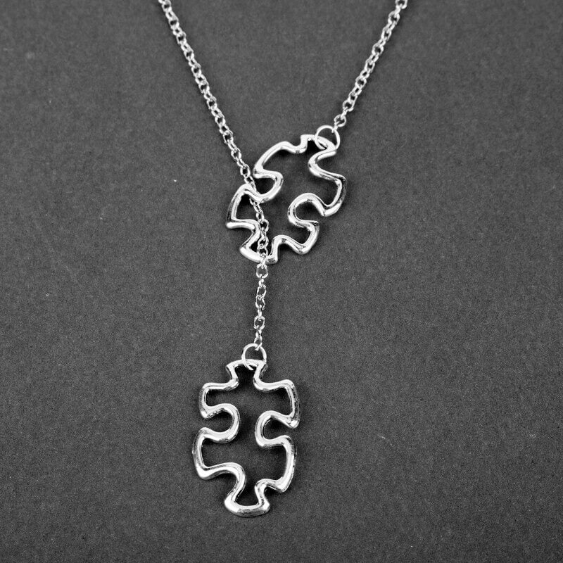 Allergivänligt damhalsband i rostfritt stål med pussel. Smycke för autismmedvetenhet.