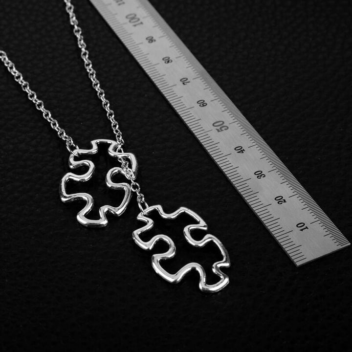 Damhalsband för autismmedvetenhet. Pusselsmycke i allergivänligt rostfritt stål.