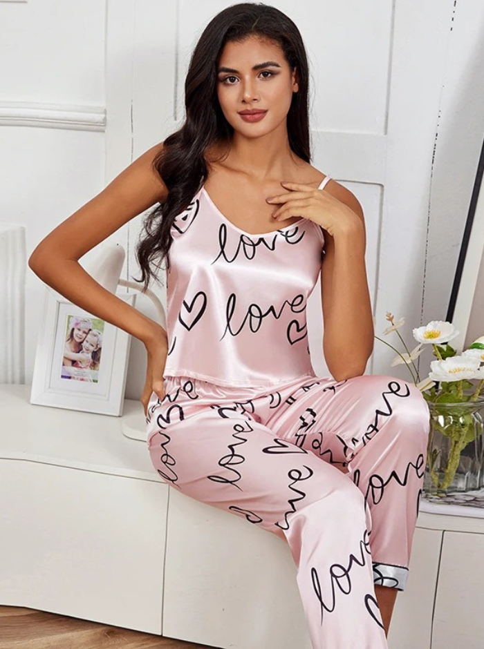 Komplett pyjamasset för kvinnor. Topp med v-ringning och hellånga byxor i elegant satinlook för nattkläder.