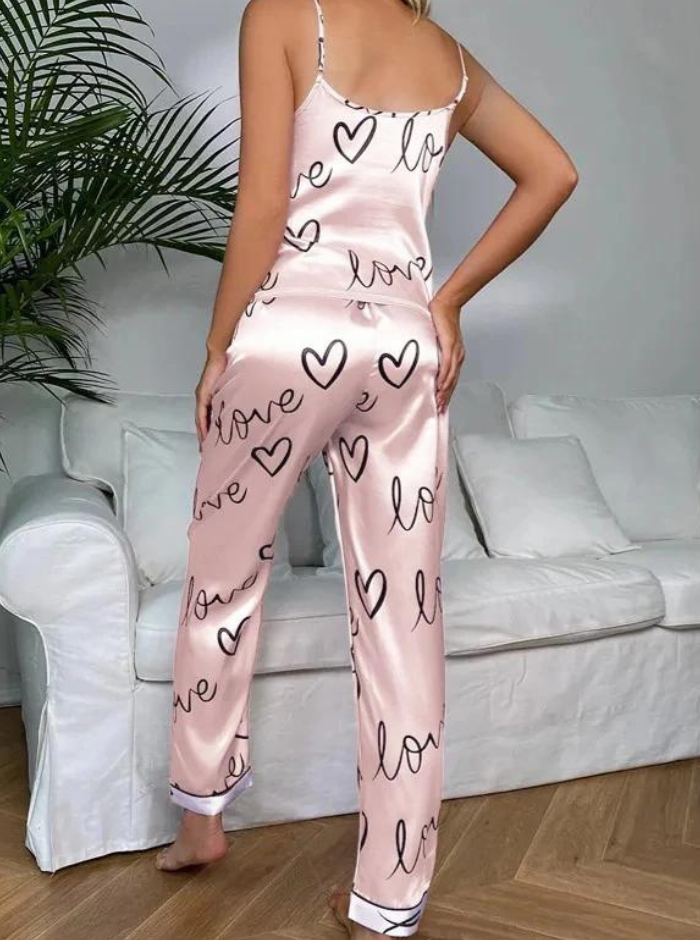 Kvinnors pyjamasset i satinlook. Eleganta myskläder och bekväma nattkläder med v-ringning och mjuka byxor.