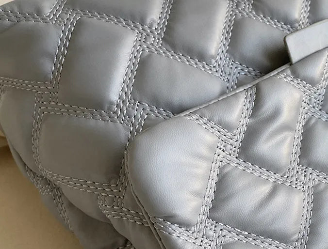 Trendig quiltad väska med snygg örndetail, en mångsidig axelremsväska för damer.