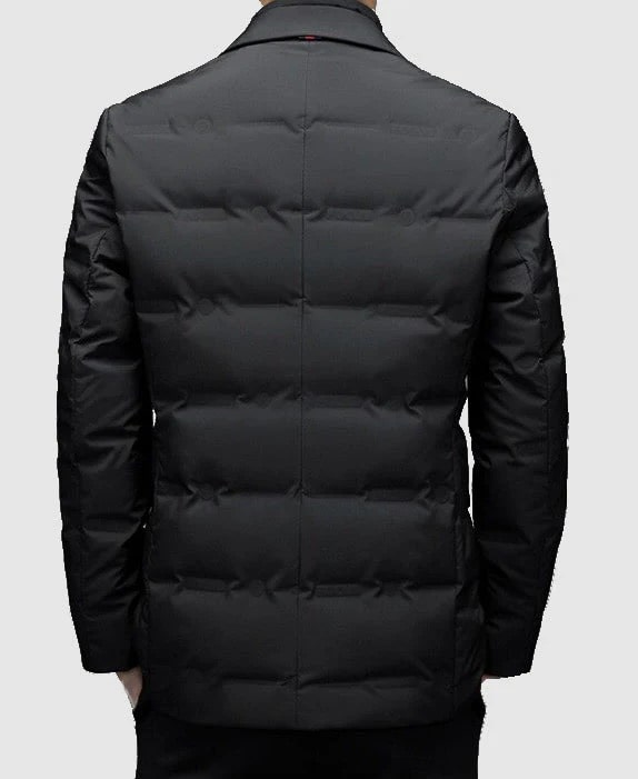 Stilren quiltad herrjacka i kavajmodell. Elegant och isolerande ytterplagg, perfekt för en sofistikerad smart casual look.