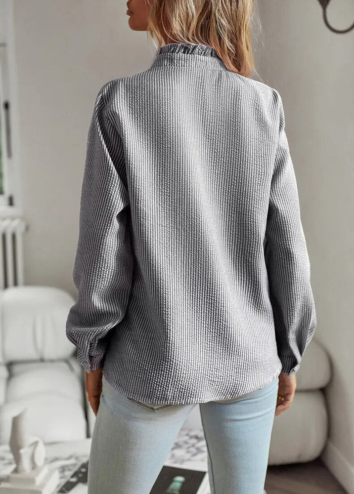 Kvinnors långärmade randiga topp i elegant design, passande för både kontorsmiljö och fritid.