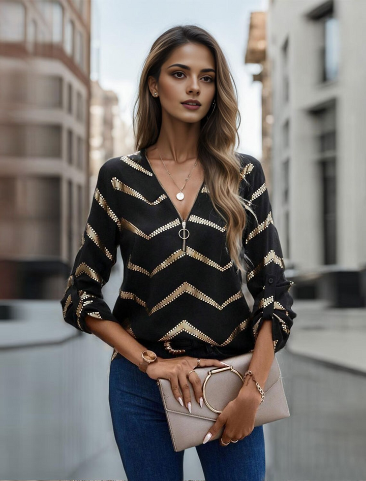 Elegant randig blus med v-ringning för dam, lätt tyg. Perfekt för sommar och kontorsstil.