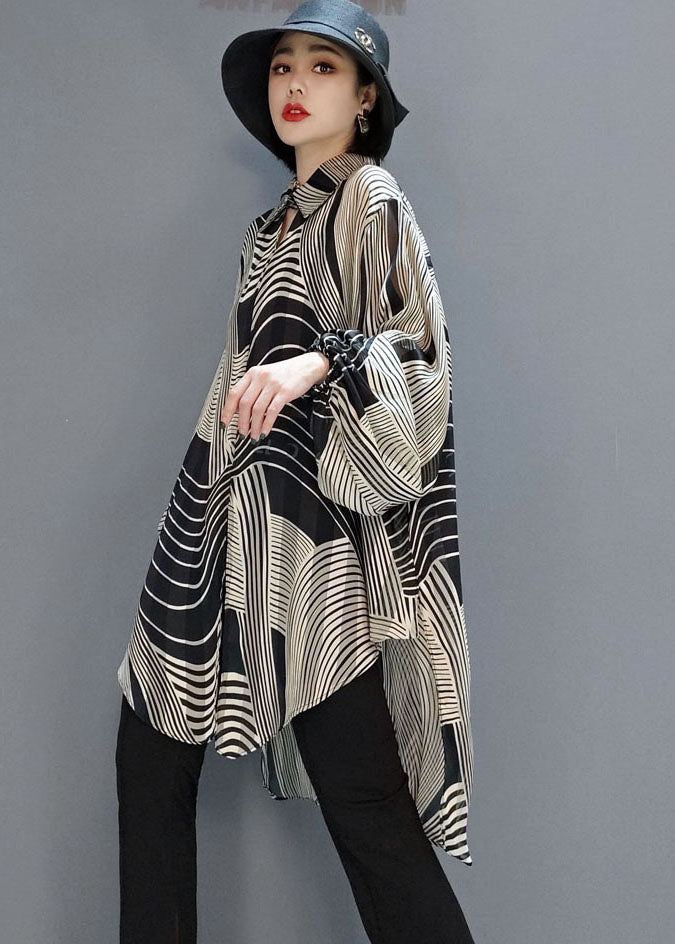 Modetopp i lätt randig chiffon för kvinnor, med trendig låg-hög fåll och avslappnad stil.