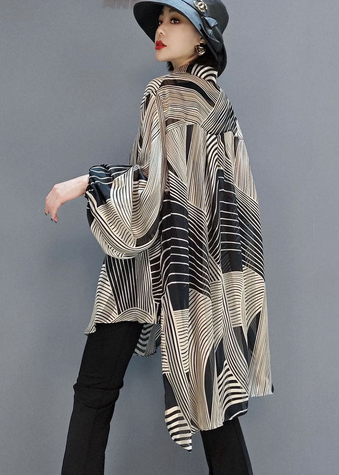 Vacker randig chiffonblus för dam, elegant och casual, med unik låg-hög design.