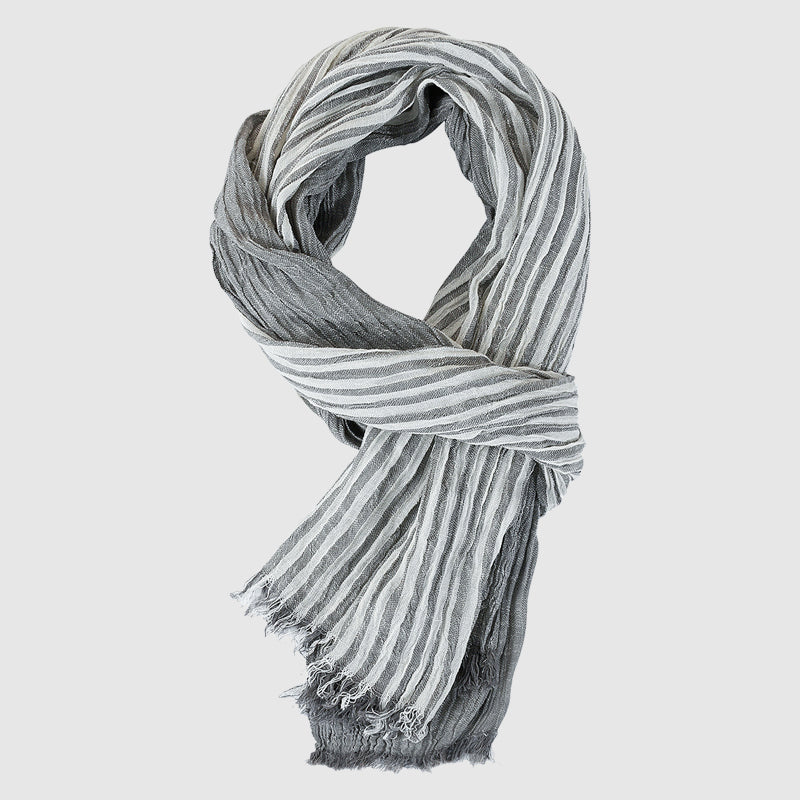 Tidlös elegant randig halsduk för damer, prydd med snygga fransar. En stilfull höstaccessoar.
