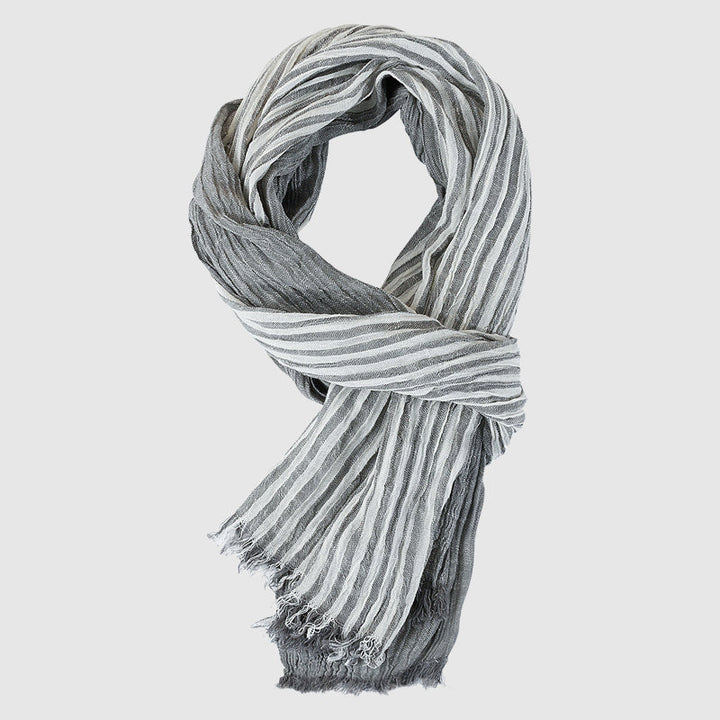 Tidlös elegant randig halsduk för damer, prydd med snygga fransar. En stilfull höstaccessoar.