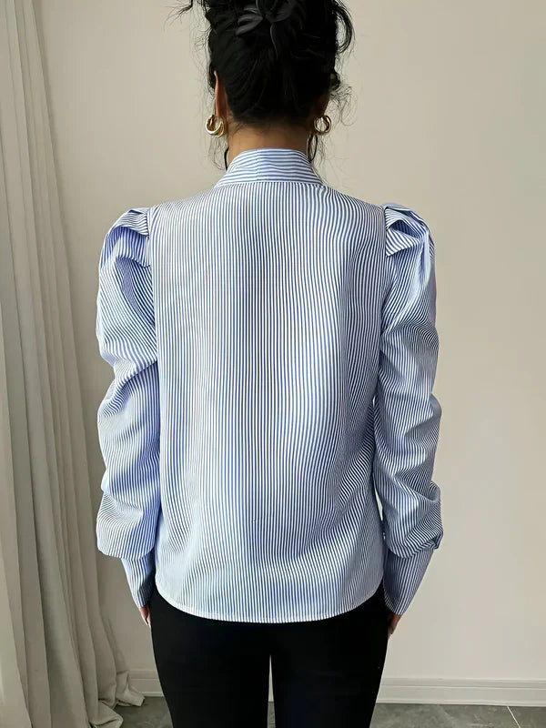 Elegant business casual damskjorta i randigt mönster med bomullsblandning, perfekt för en professionell look.