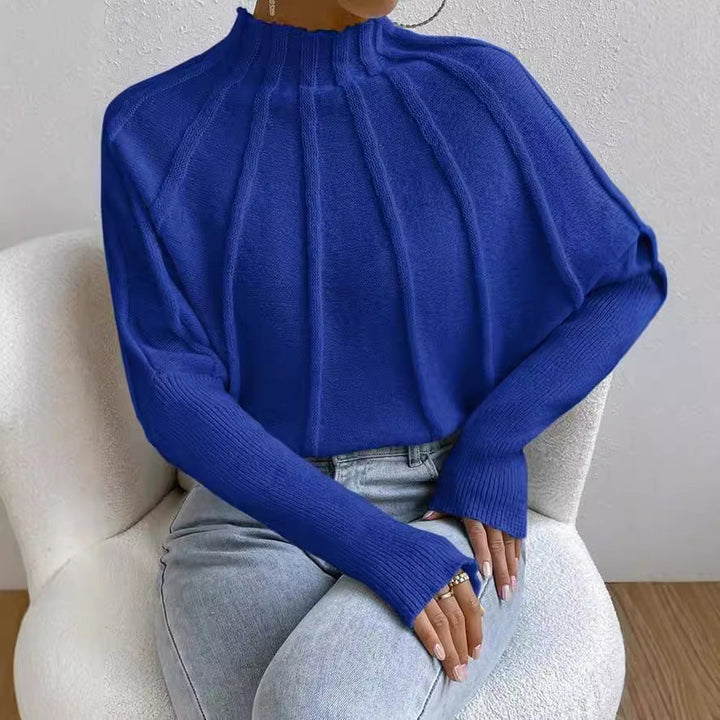 Bekväm svartvit randig damtröja. Elegant vardagsplagg med klassisk design för kvinnor.