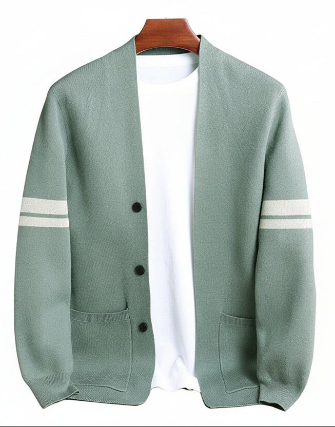 Elegant randig herrkofta med modern knäppning, perfekt för smart casual look. Idealiskt herrplagg.