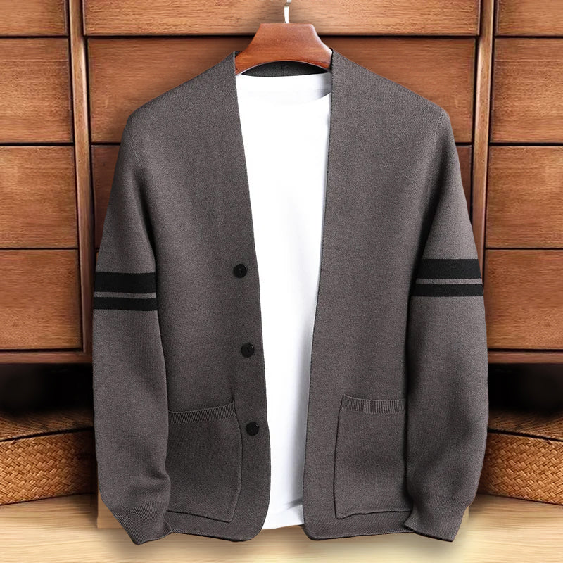 Modern stickad herrkofta med trendig knäppning och fickor. Mångsidig cardigan för herrkläder.