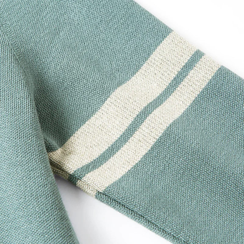 Elegant herrkofta/cardigan med modern knäppning, randig. Perfekt ytterplagg för mode och smart casual.