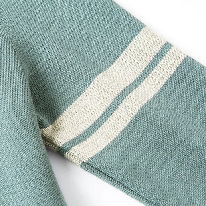 Elegant herrkofta/cardigan med modern knäppning, randig. Perfekt ytterplagg för mode och smart casual.