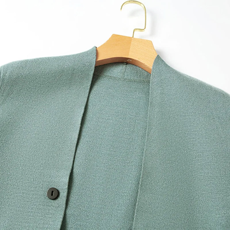 Snygg randig herrkofta med modern knäppning och fickor. Elegant cardigan för en mångsidig herrstil.