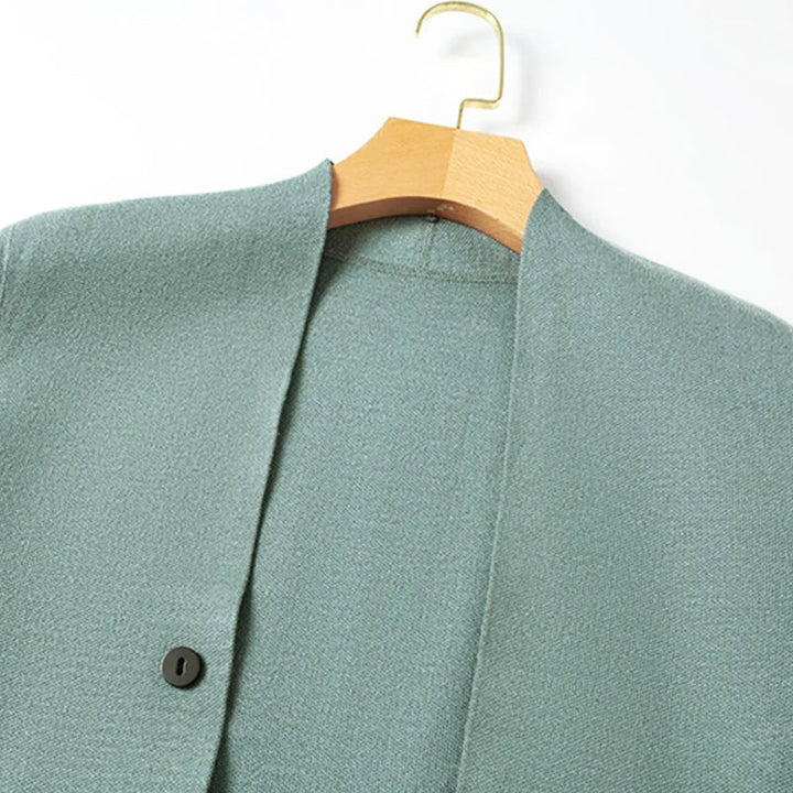 Snygg randig herrkofta med modern knäppning och fickor. Elegant cardigan för en mångsidig herrstil.