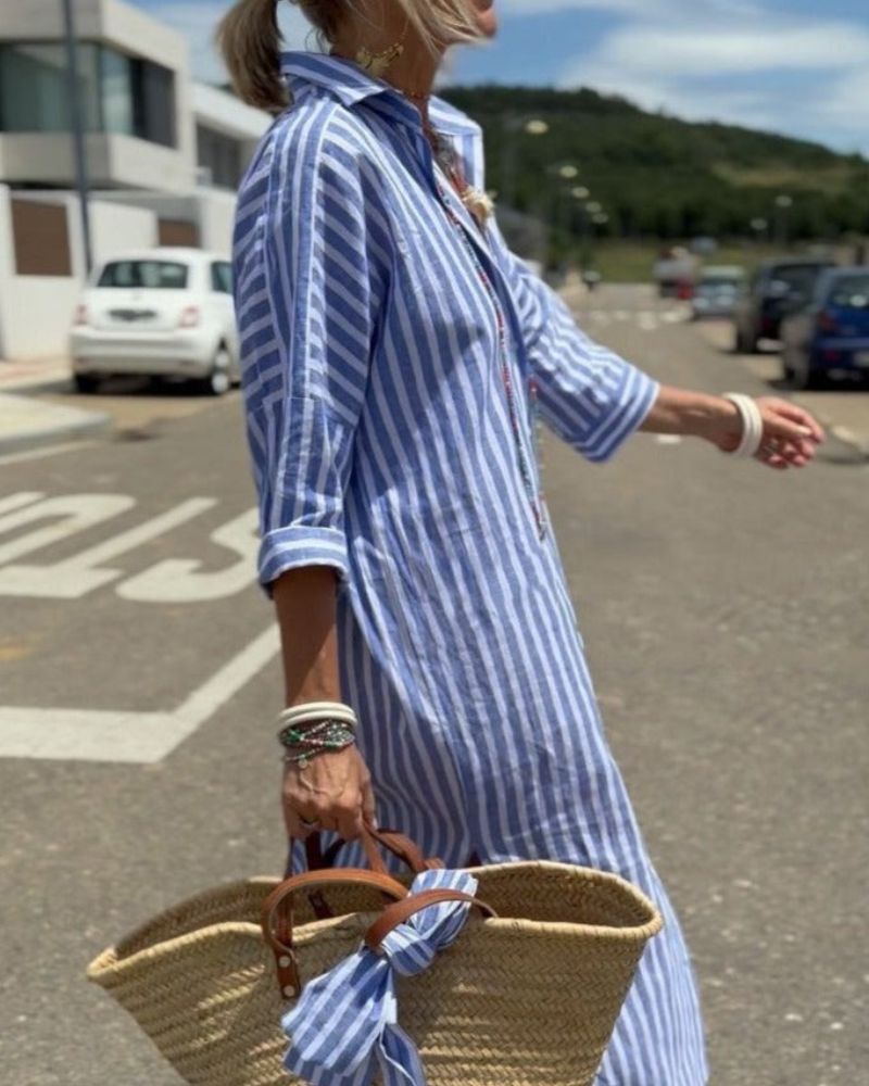 Bekväm randig sommarklänning för kvinna, i elegant skjortklänningsdesign. Idealisk för varma dagar.
