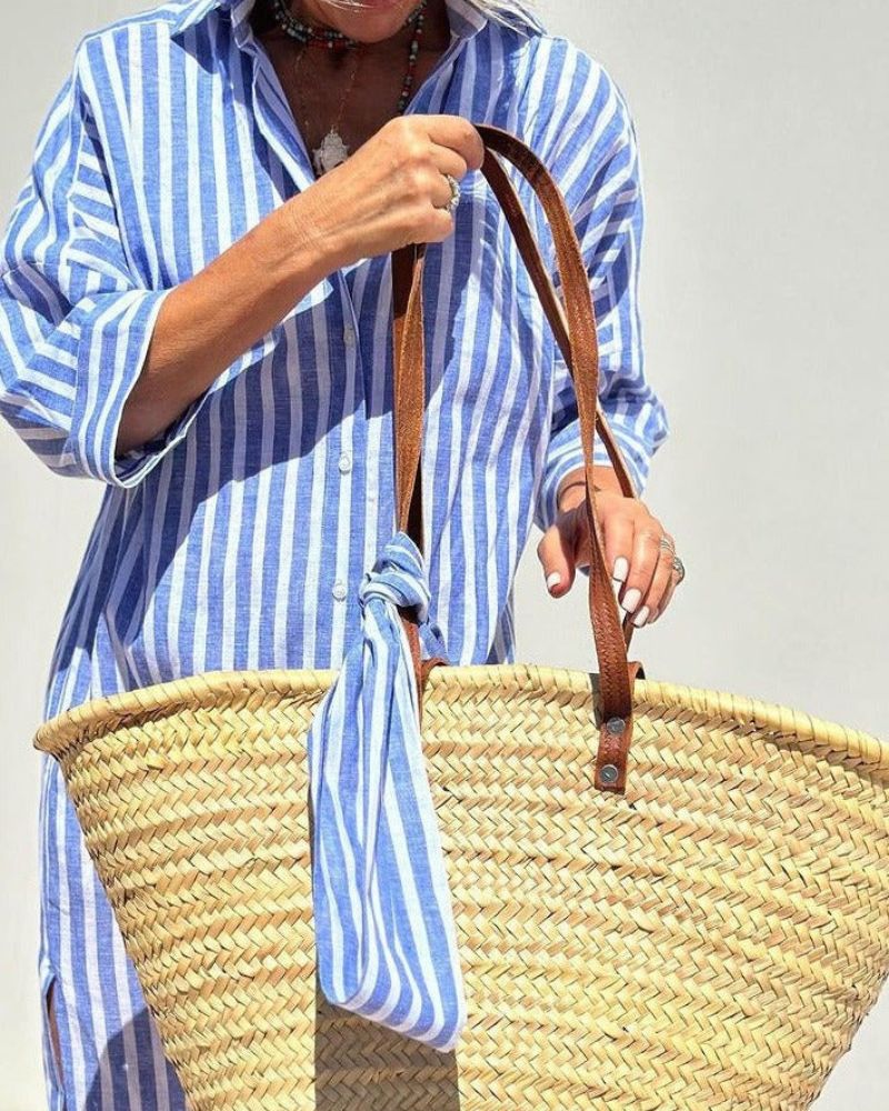Kvinnlig randig skjortklänning med tidlös design. En chic vardags- och festklänning för modeintresserade.