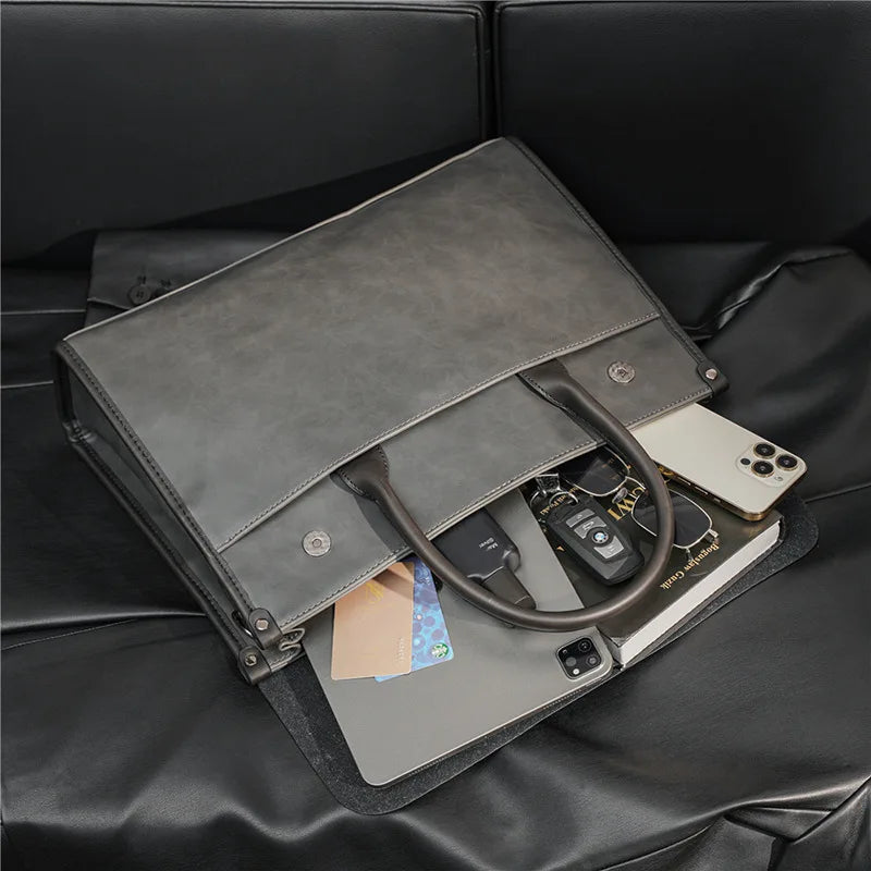 Detaljbild av elegant retro aktväska för män. Robust material & stilren design för kontoret.