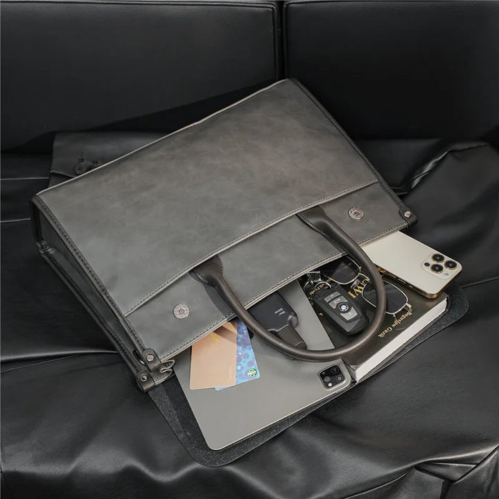 Detaljbild av elegant retro aktväska för män. Robust material & stilren design för kontoret.