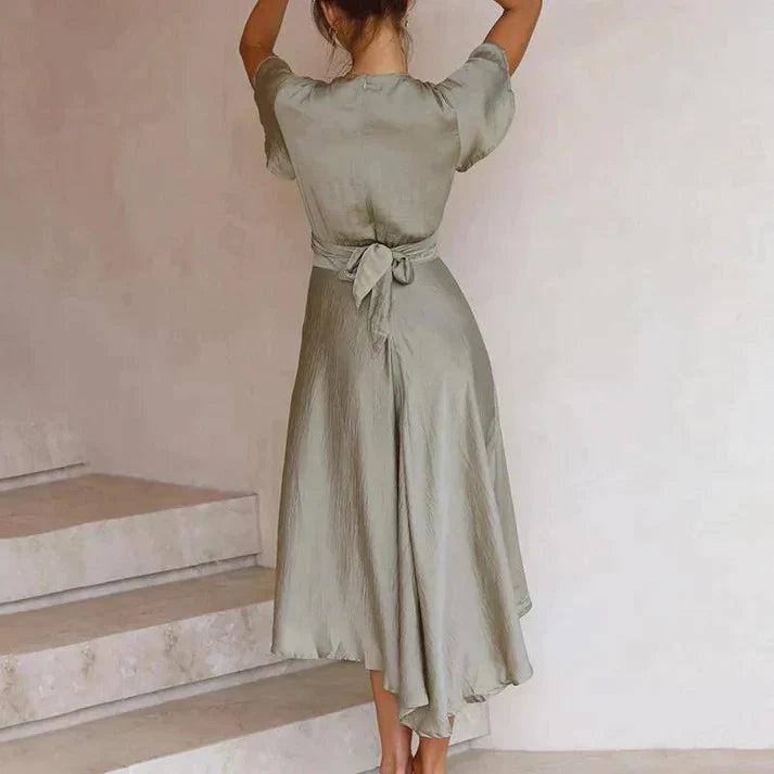 Dam retroklänning med tidlös design för sommar. Elegant snitt och stilfull färg, perfekt för chic sommarstil.