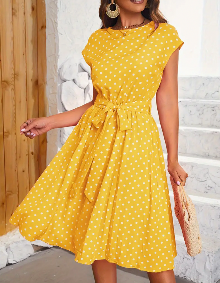 Chic prickig damklänning i retro-stil. Kortärmad knälång swingklänning, elegant för både vår och sommar.