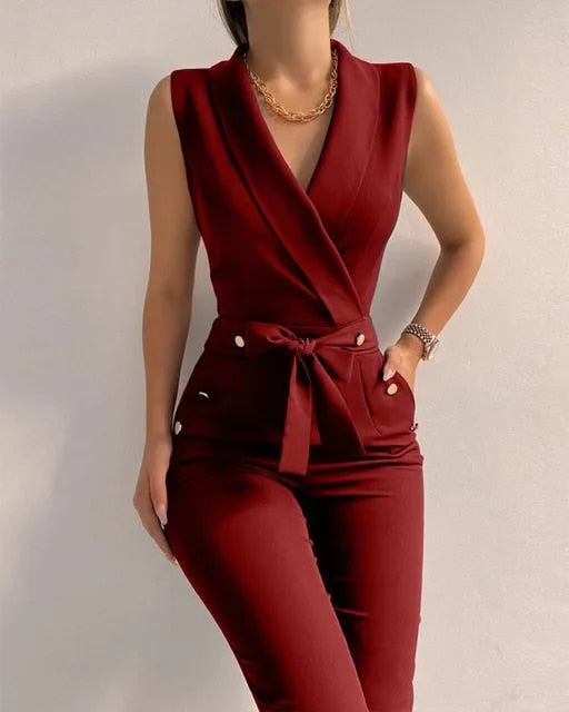 Festlig ärmlös dam jumpsuit med elegant V-ringning. Visar stilren design och passform.