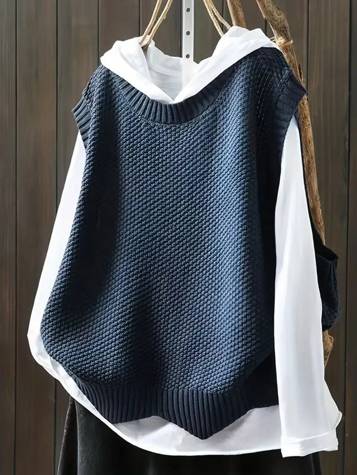 Bekväm ärmlös damtröja med rund hals. Chic topp för kvinnor, modern och mångsidig.