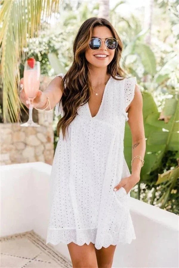 Elegant ärmlös miniklänning för dam, perfekt för sommarfester med lätt och smickrande passform.